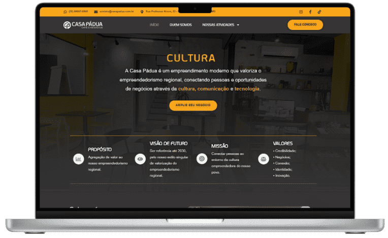 Mockup de notebook acessando site da Casa Padua